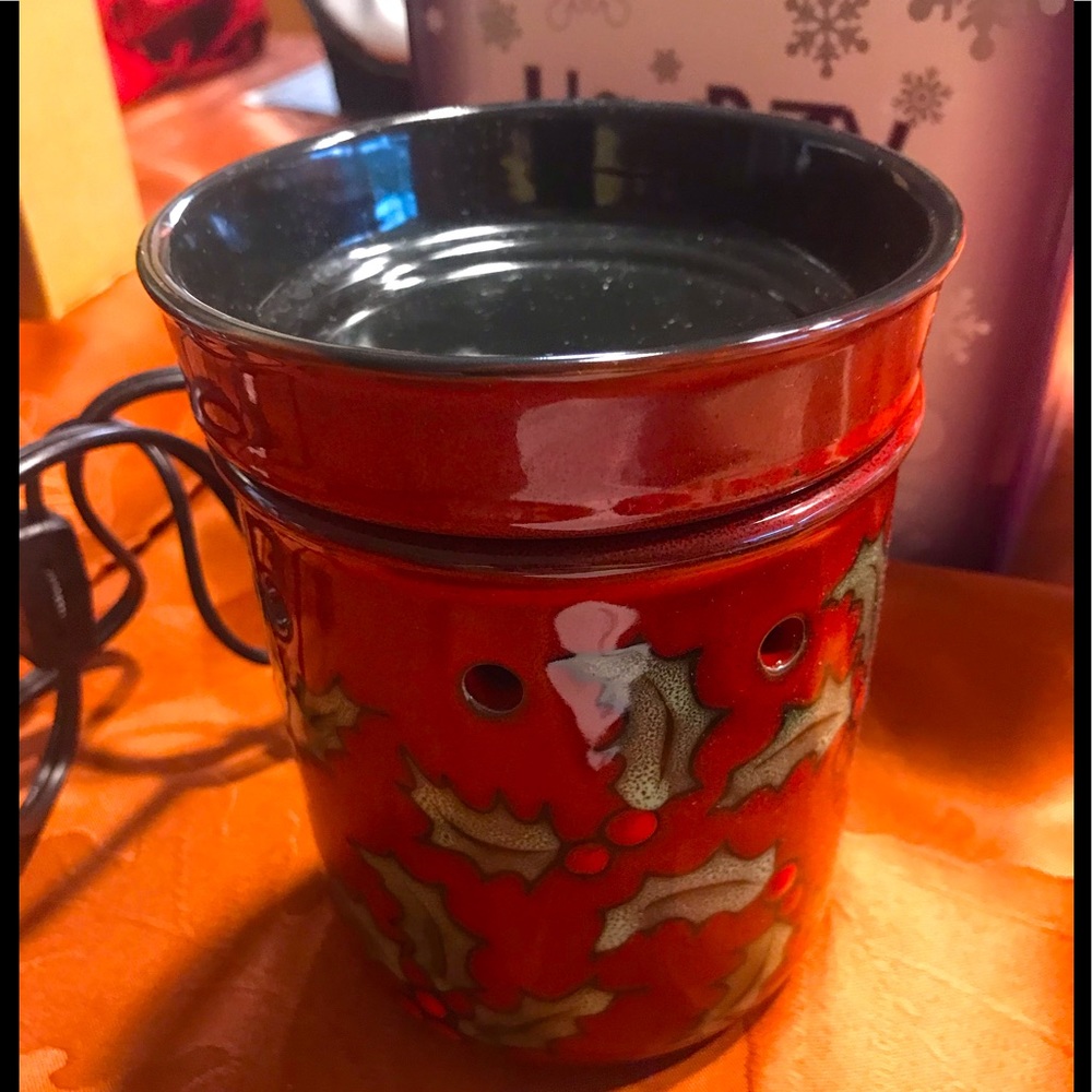 NWT Full size Scentsy Tart Warmer in a Christmas pattern. Box and bulb included.